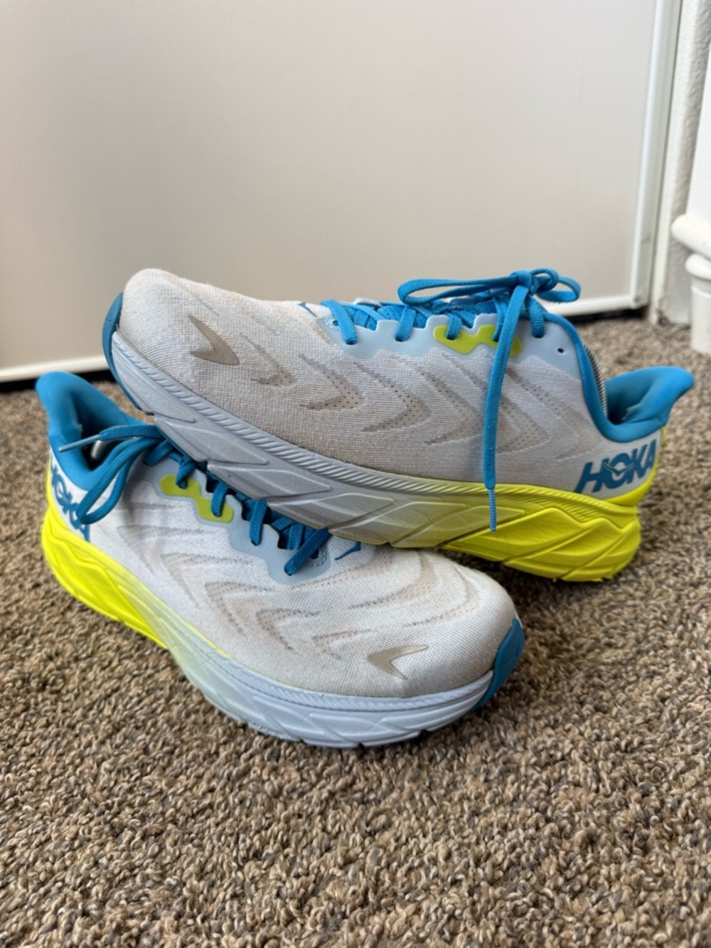 Hoka arahi 6 Men's Running Shoes in White, Blue & Yellow